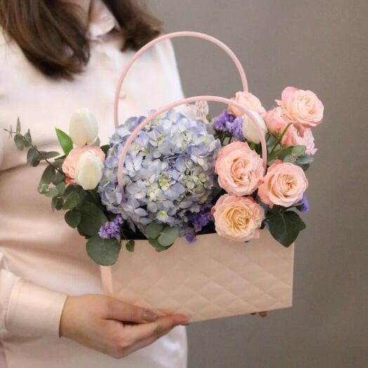 Сумочка с гортензией, тюльпанами и пионовидными розами