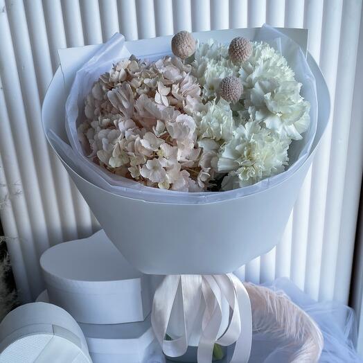 Ramo prefabricado con hortensias y Dianthus