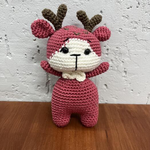 Вязаная игрушка «олененок в красном костюме»