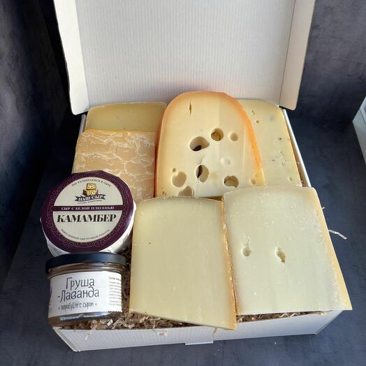 Вкусный подарочный набор сыров "От сердца" миди