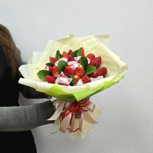 Клубника и конфеты