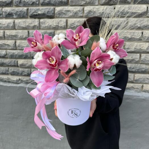 Коробка с композицией со стойкими орхидеями💕
