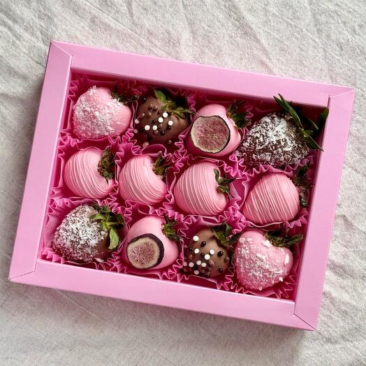 Набор клубники в белом и молочном шоколаде «Галина» 12 ягод