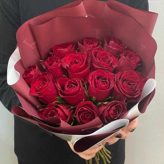Букет из 15 красных роз в упаковке