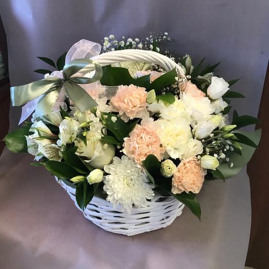 Корзина с диантусами и альстромерия