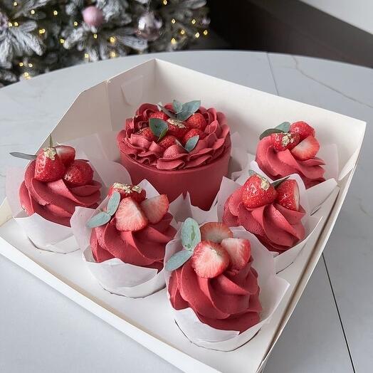 Красные капкейки с клубникой