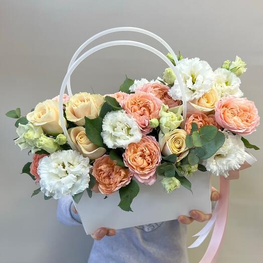 Авторская композиция из эустомы Алисы, кустовых и одноголовых роз