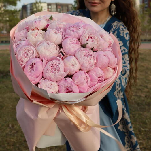 Букет из 27 пионов