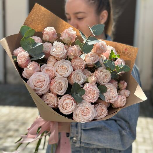 Ramo de rosas con eucalipto