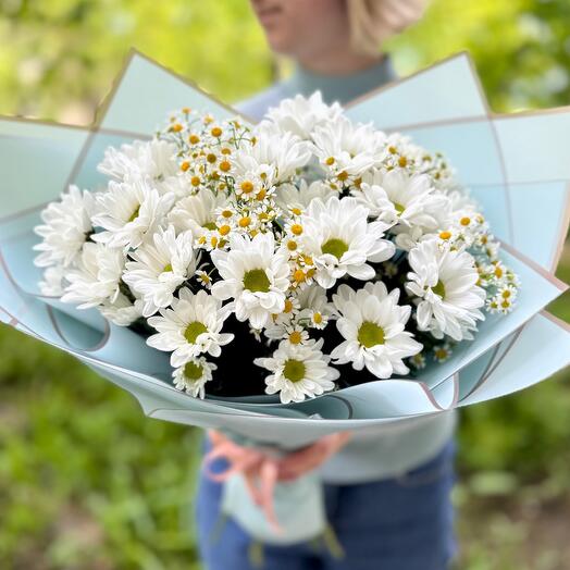 Bouquet of "Assorted daisies" in a stylish design