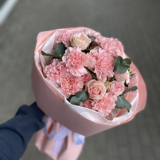 Букет с диантусами и кустовой розой