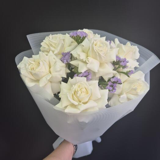 Букет с ажурными розами и статицей