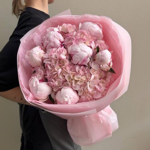 Букет с пионами Сара Бернар и нежными гортензиями