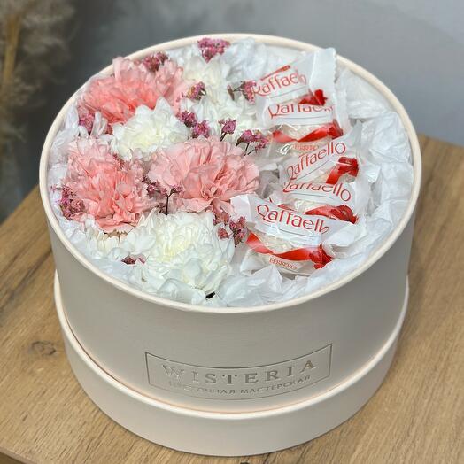 Нежные диантусы, хризантема и лимониум в коробке с конфетами raffaello (02030043)