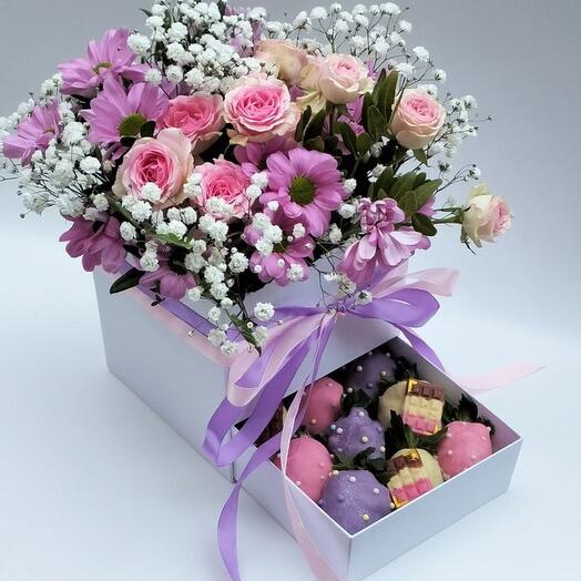 Caja con fresas en chocolate y flores frescas