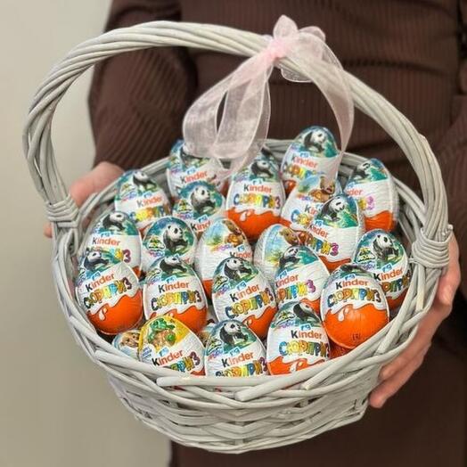 Корзина из 39 киндер сюрприза