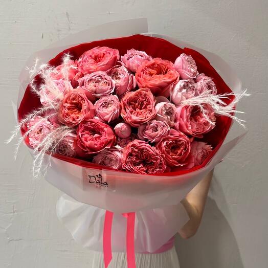 Букет из пионовидных и кустовых роз