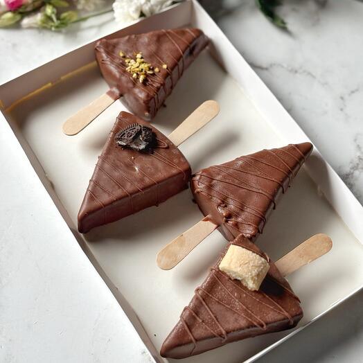 Набор ассорти чизкейков на палочке в молочном шоколаде