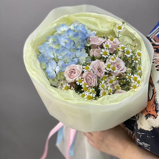 Букет-комплимент с гортензией и кустовой розой