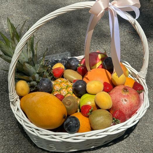 Корзина из свежих фруктов