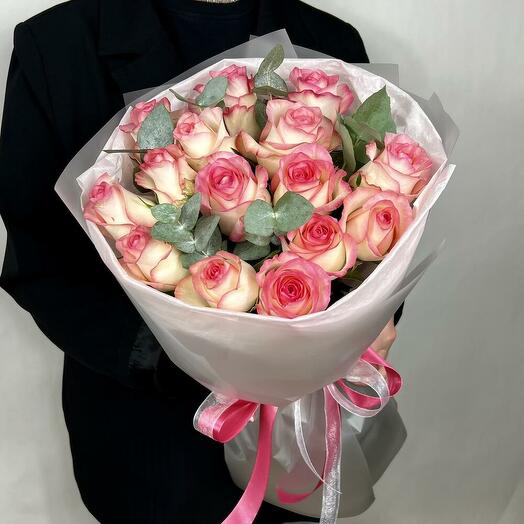 Монобукет из 15 джумиля красивых розовых роз с эвкалиптом