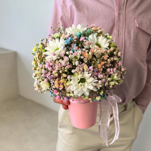 Композиция белая хризантема 2 шт и цветная гипсофила 4 шт