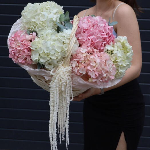 Корзина с гортензиями