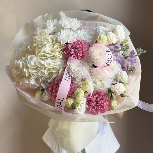 Пышный евро-букет из экзотических цветов