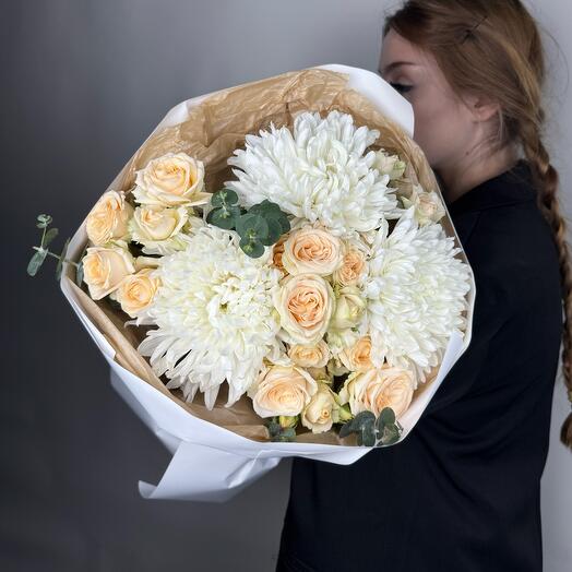 Букет 9438 l Кустовые Кремовые Розы , Хризантема и Эвкалипт