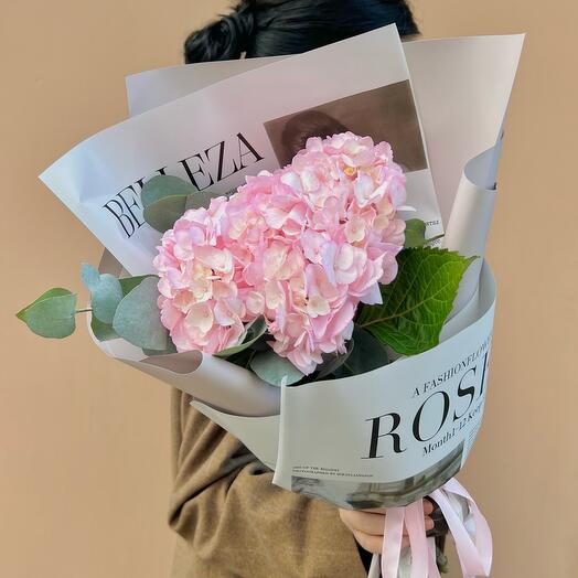 Монобукет из розовой гортензии с эвкалиптом