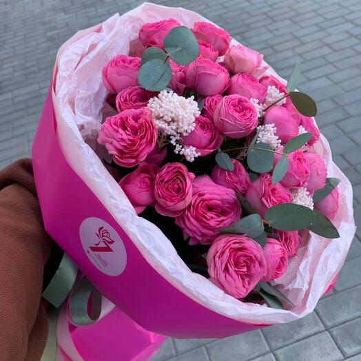 Малиновый милаш(кустовая роза Жизель, рисовый цветок, эвкалипт)