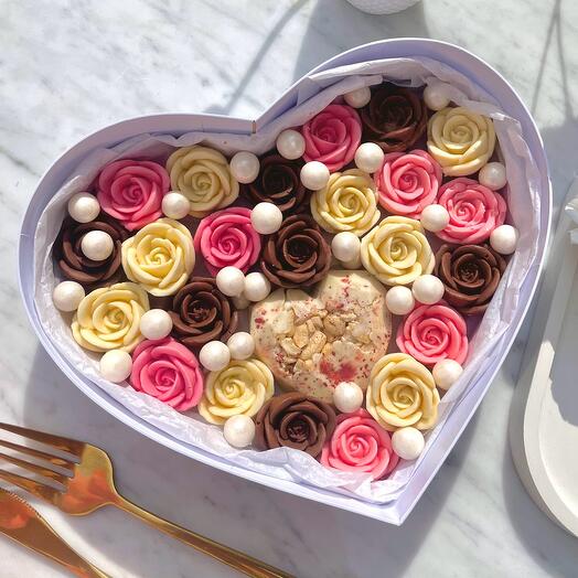 Шоколадные розы с шоколадным сердцем