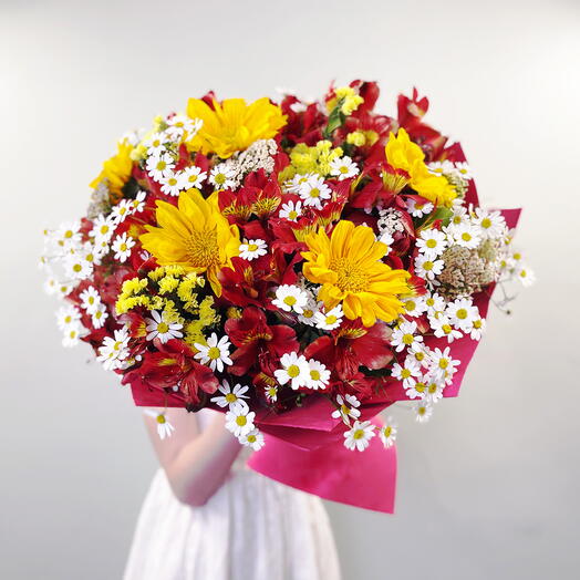 Bouquet with sunflowers and daisies
