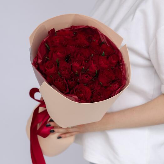 25 красных роз сорта Кения
