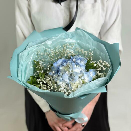 Букет из голубой гортензии и гифсофилы