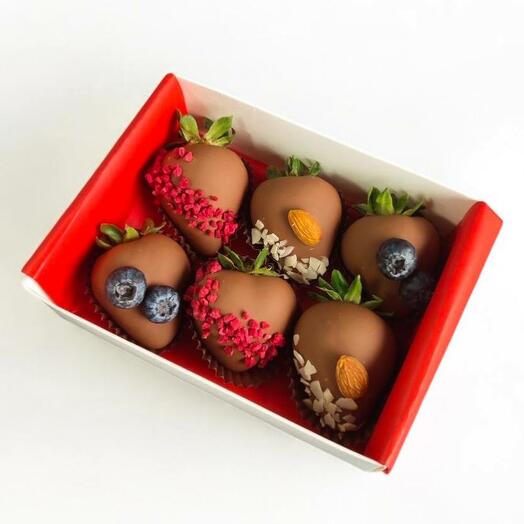 Набор клубники в шоколаде Космос 6 шт