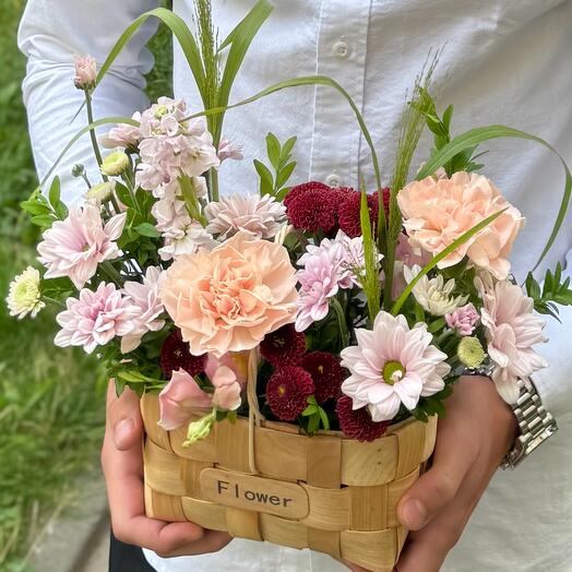 Корзинка с хризантемой и диантусами