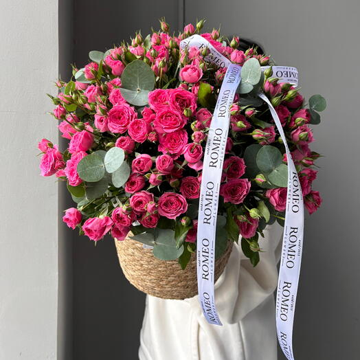 Кустовые розы Софи в кашпо