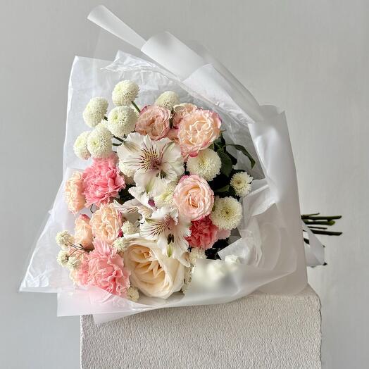 Букет ХИТ из розы, диантусов, альстромерии, кустовой розы и хризантемы