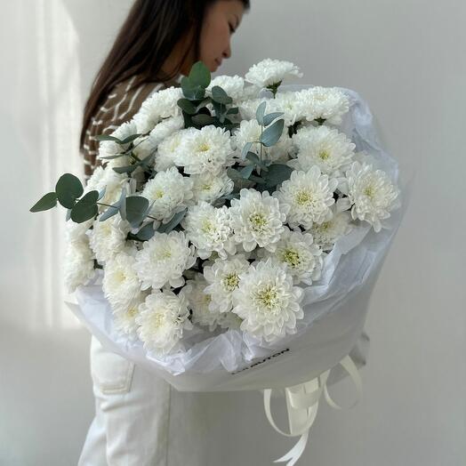 Букет "9 хризантем с эвкалиптом"