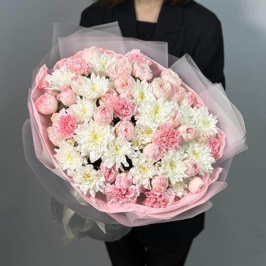 Lush GF bouquet with peony-shaped roses and spray chrysanthemums