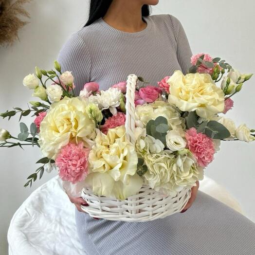 Корзина с ажурными розами, гортензией, эустомы и диантусами