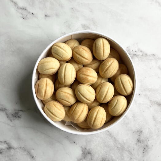 Орешки с варёной сгущёнкой в шляпной коробке на новый год