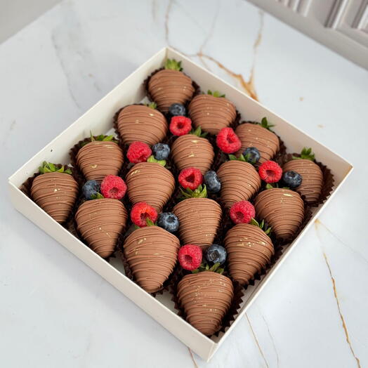 Клубника в молочном шоколаде 16 шт