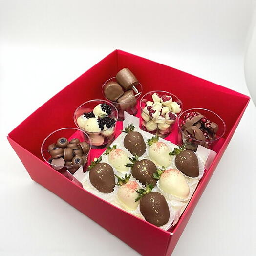 Микс ягод в шоколаде в коробке