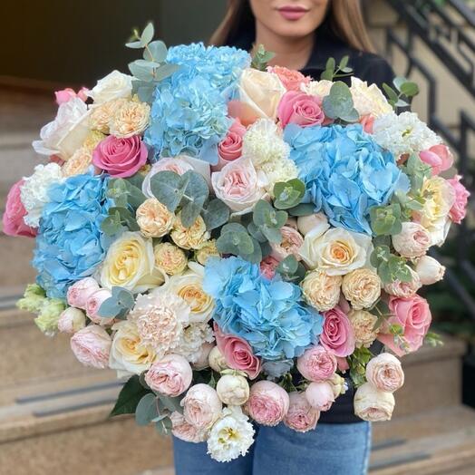 Авторский букет с эвкалиптом, голубыми гортензиями и пионовидными розами