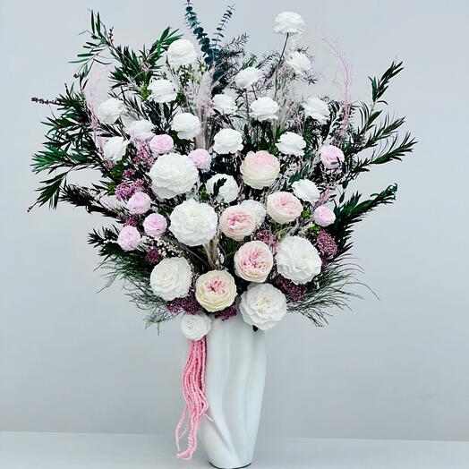Композиция букет «Комплимент Королеве» из 35 стабилизированных цветов и растений - живет долгие годы