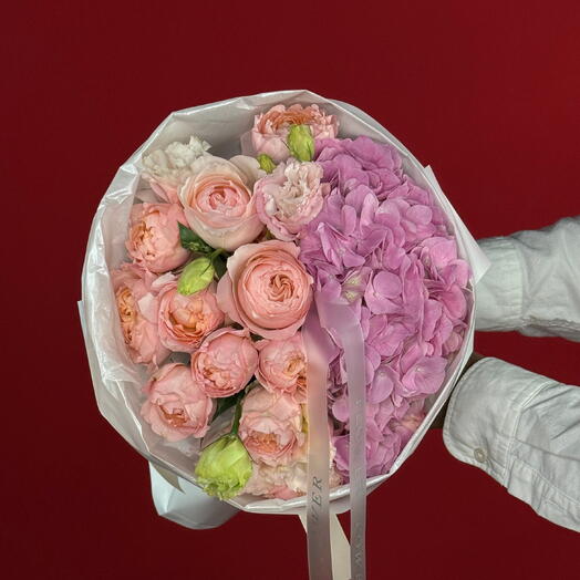 Peach Grace: Small Bouquet of Hydrangeas, Roses and Eustomas