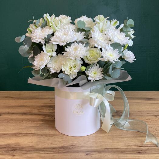 Белая нежная композиция со стойкой хризантемой, альстромерией, эустомой и эвкалиптом 🤍