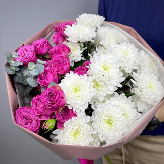 Пионовидные кустовые розы в стильном букете с хризантемами